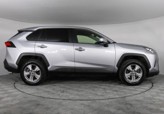 Подержанный автомобиль Toyota RAV4 2022 года (4 фото)