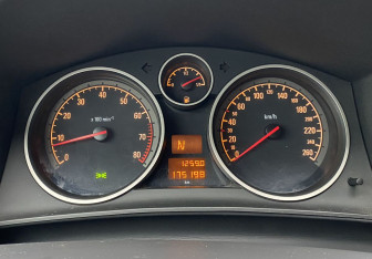 Подержанный автомобиль Opel Astra Sedan 2008 года (18 фото)