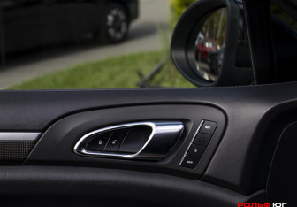 Подержанный автомобиль Porsche Cayenne 2012 года (24 фото)