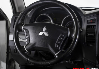 Подержанный автомобиль Mitsubishi Pajero 2011 года (13 фото)
