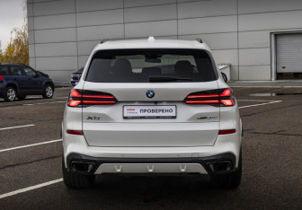 Подержанный автомобиль BMW X5 2023 года (8 фото)