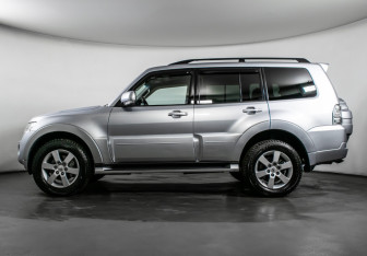 Подержанный автомобиль Mitsubishi Pajero 2012 года (8 фото)
