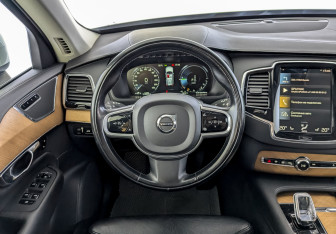 Подержанный автомобиль Volvo XC90 2021 года (22 фото)