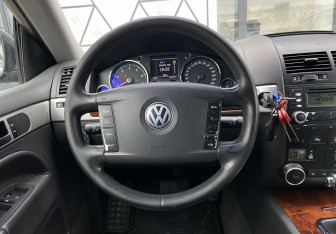 Подержанный автомобиль Volkswagen Touareg 2004 года (14 фото)