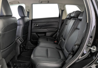 Подержанный автомобиль Mitsubishi Outlander 2020 года (18 фото)