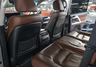Подержанный автомобиль Toyota Land Cruiser Suv 2017 года (12 фото)