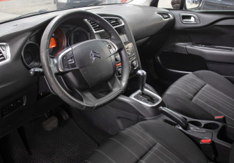 Подержанный автомобиль Citroen C4 Hatchback 2011 года (16 фото)