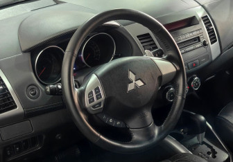 Подержанный автомобиль Mitsubishi Outlander 2011 года (12 фото)