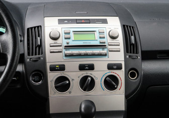 Подержанный автомобиль Toyota Corolla Verso 2006 года (11 фото)