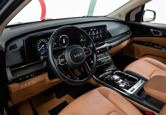 Подержанный автомобиль Kia Carnival 2022 года (7 фото)