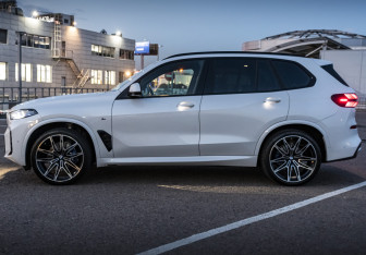 Подержанный автомобиль BMW X5 2023 года (8 фото)