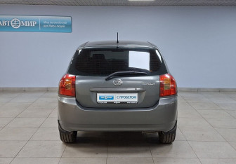 Подержанный автомобиль Toyota Corolla Hatchback 2004 года (6 фото)