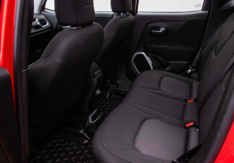 Подержанный автомобиль Jeep Renegade 2017 года (11 фото)