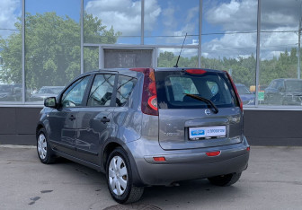 Подержанный автомобиль Nissan Note 2012 года (7 фото)
