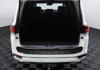 Подержанный автомобиль Toyota Land Cruiser Suv 2021 года (9 фото)
