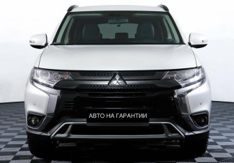 Подержанный автомобиль Mitsubishi Outlander 2021 года (2 фото)