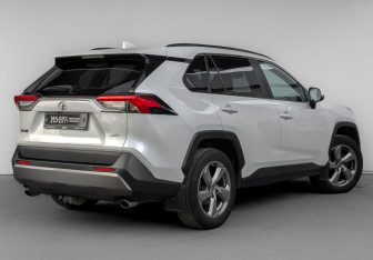 Подержанный автомобиль Toyota RAV4 2021 года (5 фото)