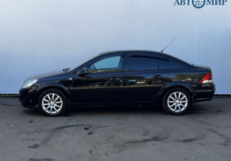Подержанный автомобиль Opel Astra Sedan 2014 года (8 фото)