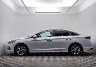 Подержанный автомобиль Hyundai Sonata 2018 года (8 фото)