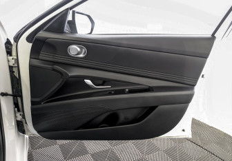 Подержанный автомобиль Hyundai Elantra Sedan 2022 года (24 фото)