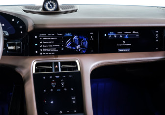 Подержанный автомобиль Porsche Taycan 2021 года (14 фото)