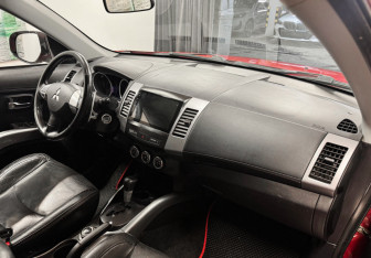 Подержанный автомобиль Mitsubishi Outlander 2010 года (8 фото)