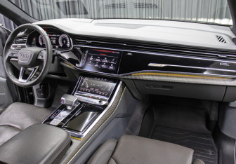 Подержанный автомобиль Audi Q8 2020 года (11 фото)