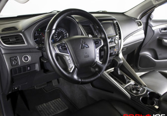 Подержанный автомобиль Mitsubishi Pajero Sport 2017 года (19 фото)