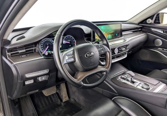 Подержанный автомобиль Kia K900 2019 года (16 фото)