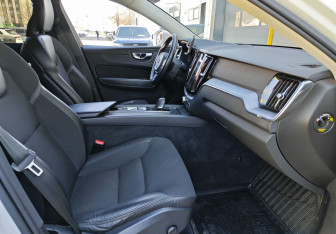 Подержанный автомобиль Volvo XC60 2020 года (9 фото)