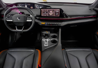 Подержанный автомобиль Changan UNI-V 2023 года (7 фото)