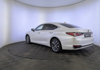 Подержанный автомобиль Lexus ES 2021 года (7 фото)