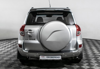 Подержанный автомобиль Toyota RAV4 2006 года (6 фото)
