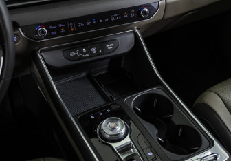 Подержанный автомобиль Kia Carnival 2025 года (18 фото)