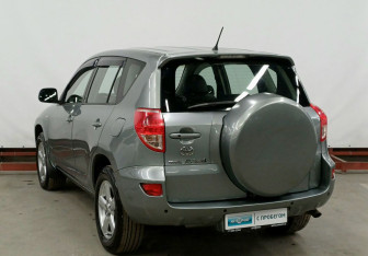 Подержанный автомобиль Toyota RAV4 2008 года (7 фото)