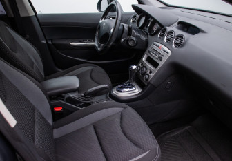 Подержанный автомобиль Peugeot 408 2015 года (10 фото)