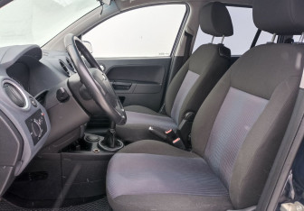 Подержанный автомобиль Ford Fusion 2006 года (10 фото)