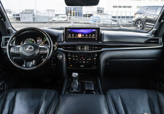 Подержанный автомобиль Lexus LX 2016 года (19 фото)