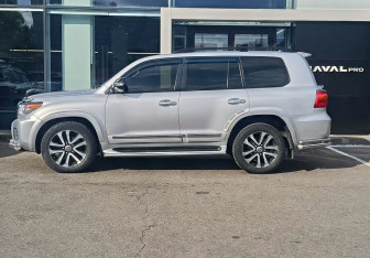 Подержанный автомобиль Toyota Land Cruiser Suv 2015 года (8 фото)