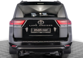 Подержанный автомобиль Toyota Land Cruiser Suv 2022 года (6 фото)