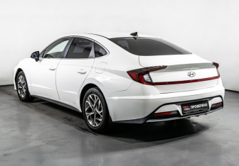 Подержанный автомобиль Hyundai Sonata 2021 года (7 фото)