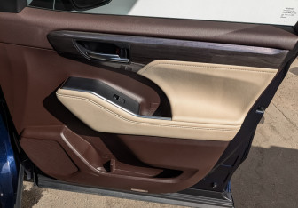 Подержанный автомобиль Toyota Highlander 2021 года (25 фото)