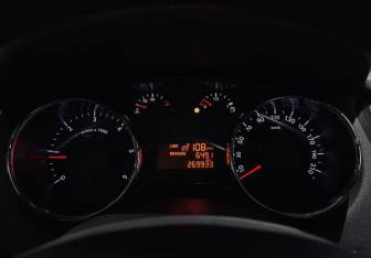 Подержанный автомобиль Peugeot 5008 Compactvan 2011 года (9 фото)