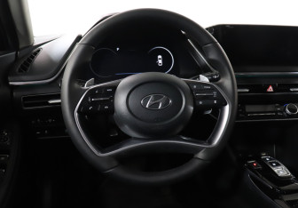 Подержанный автомобиль Hyundai Sonata 2021 года (18 фото)