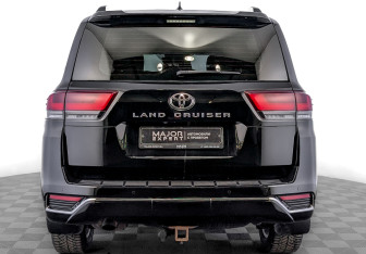 Подержанный автомобиль Toyota Land Cruiser Suv 2021 года (6 фото)