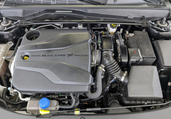 Подержанный автомобиль Changan UNI-V 2022 года (9 фото)