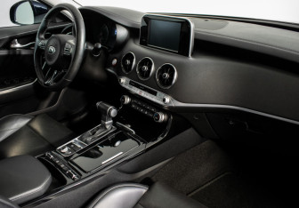 Подержанный автомобиль Kia Stinger 2019 года (10 фото)