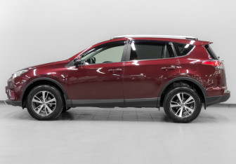 Подержанный автомобиль Toyota RAV4 2015 года (8 фото)