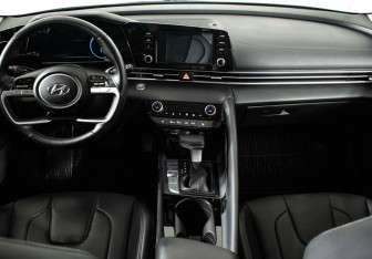Подержанный автомобиль Hyundai Elantra Sedan 2021 года (6 фото)