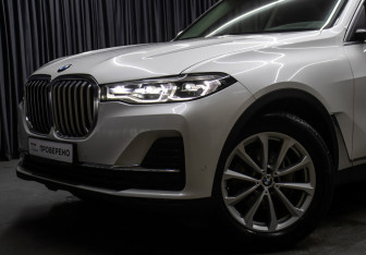 Подержанный автомобиль BMW X7 2019 года (29 фото)